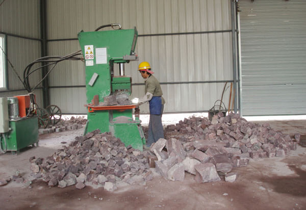 Hydraulic stone splitting machine