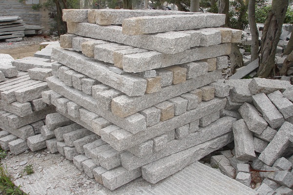 图09 灰白色花岗岩路沿石